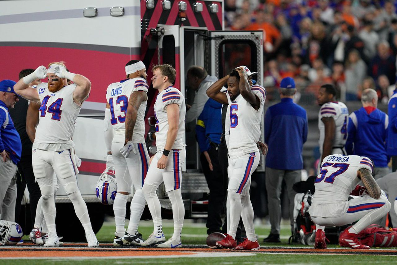 CPR Charlotte | Buffalo Bills players react to Damar Hamlin's accident